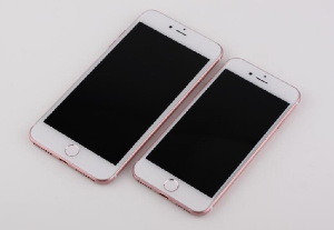 iPhone 7 и iPhone 7 Plus в розовой расцветке. Фото