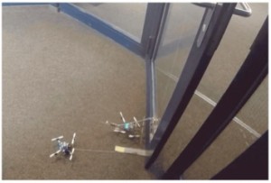 Микро-дроны с лебедками открывают двери