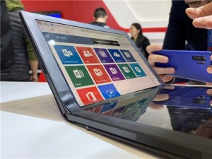 Ноутбук Lenovo ThinkPad X1 с гибким экраном засветился на фото