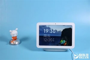 Умный дисплей Xiaomi Mi AI Touchscreen Speaker Pro 8 позирует на живых фото