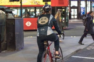 Куртка Ford позволяет велосипедистам общаться с водителями с помощью смайликов