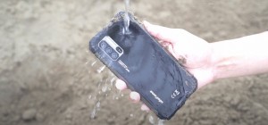 Защищённый смартфон Ulefone Armor 7E тестируют на водонепроницаемость. Видео