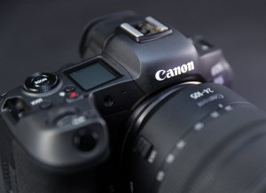 Беззеркальную камеру Canon EOS R5 показали на фото