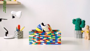 Adidas и LEGO создали яркую пару кроссовок