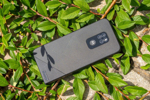 Защищенный смартфон Motorola Defy (2021) показали на фото
