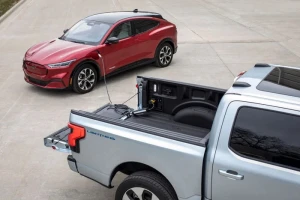 Зарядка между автомобилями Ford позволяет владельцам делиться энергией