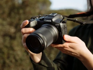 Представлена беззеркальная камера Canon EOS R7 