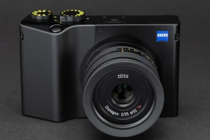 Компактная камера Zeiss ZX1 исчезла из магазинов