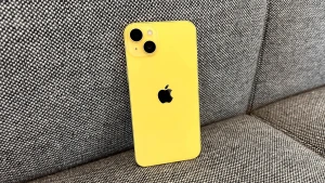За жёлтый iPhone 14 в России просят 80 тысяч рублей