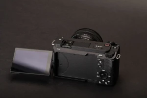 Представлена компактная полнокадровая камера Sony ZV-E1
