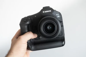 Флагманскую фотокамеру Canon EOS R1 оценили в $6300