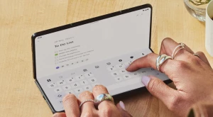 Складной смартфон Moto Razr Fold показали на пресс-рендерах