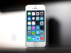 Подростки покупают новые Apple iPhone для статуса