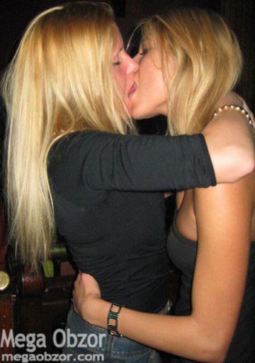 Девчонки целуются