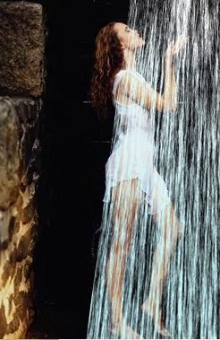 Под струями душа. Девушка под струями водопада. Водопад в душе. Девушка под струями водопада картины.