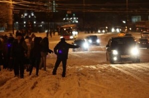Снег в Казани помогает такси и бомбилам зарабатывать по-крупному width=