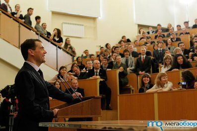 Дмитрий Медведев предрекает смерть оффлайн СМИ width=