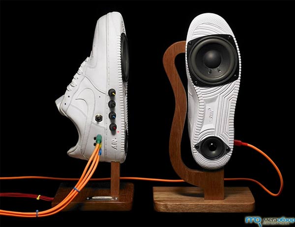 Полноценная акустика внутри кроссовок Nike width=