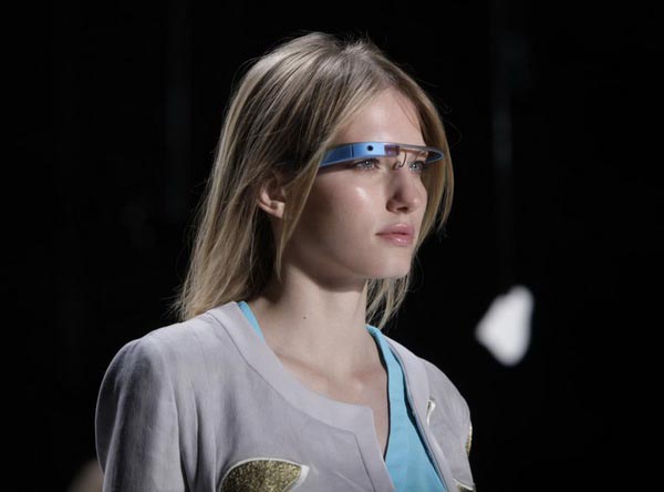 Очки Google Glass на нью-йоркском показе мод Fashion Week width=