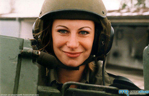 Российские девушки будут служить в армии width=