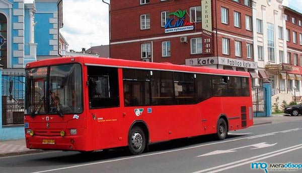 В Казани загорелся красный автобус width=