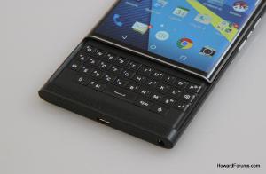 Фото смартфона BlackBerry Neon, созданного Alcatel