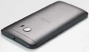 HTC Desire 10 относится к среднему классу