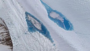 Ученые обеспокоены появлением голубых озёр в Восточной Антарктиде