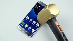Прочность Samsung Galaxy X7 проверили молотком 