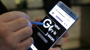 Производитель смартфонов Samsung призывает вернуть Galaxy Note 7 из-за возможности взрыва
