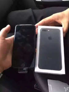 Глянцевый iPhone 7 и матовый iPhone 7 Plus