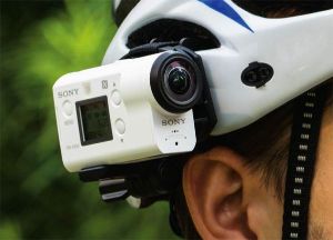 Компания Sony разработала новую видеокамеру FDR-X3000R для экстремальных туристов и спортсменов