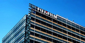 Компания Fujifilm анонсировала фотобумаги Instax Square для камер моментальной печати