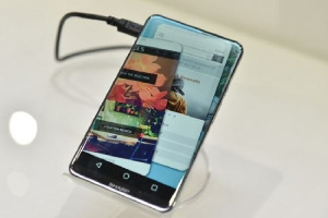 Sharp показала смартфон Corner R, который можно называть первым безрамочным средством связи во всем мире