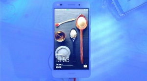 Компания Huawei анонсировала смартфон среднего уровня Honor Holly 3