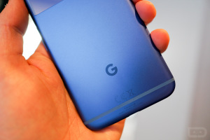 Синий Google Pixel испытали на прочность. Видео