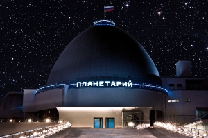 Ель у планетария в Москве была украшена. 