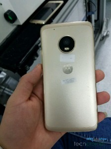Необычный Moto X 2017 на живых фотографиях