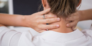 Боль в шее может быть вызвана гаджетами. 