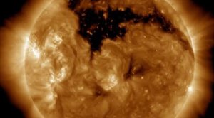 Огромная дыра на Солнце от NASA. 