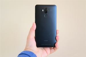 В продажу поступила новинка смартфона Huawei Mate 9 в роскошном цвете Obsidian Black