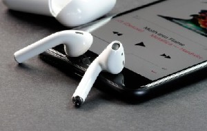 Простая наклейка защищает AirPods от кражи