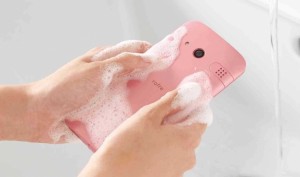 Kyocera Rafre можно мыть с мылом