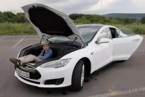 Владельцам Tesla можно только посоветовать не забывать дома свои ключи от машины.