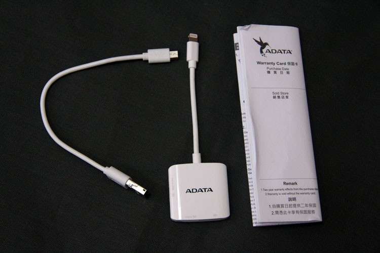 ADATA AI910></p>
Устройство поставляется в стильной, компактной белой упаковке, на которой можно найти не только всю необходимую информацию, но еще и заглянуть внутрь упаковки при помощи откидной крышки, а там: 

<ul>
<li>Картридер ADATA AI910</li>
<li>Кабель USB/microUSB - microUSB</li>
<li>Брошюрка по эксплуатации</li>
</ul>

<h3>Внешний вид </h3>

ADATA AI910 получил компактные размеры, что позволяет переносить его даже в кармане. Полностью белая расцветка, если не считать надписи ADATA. После подключения к мобильному устройству или ПК загорается синий индикатор рядом с слотами для карт памяти. 
<p class=