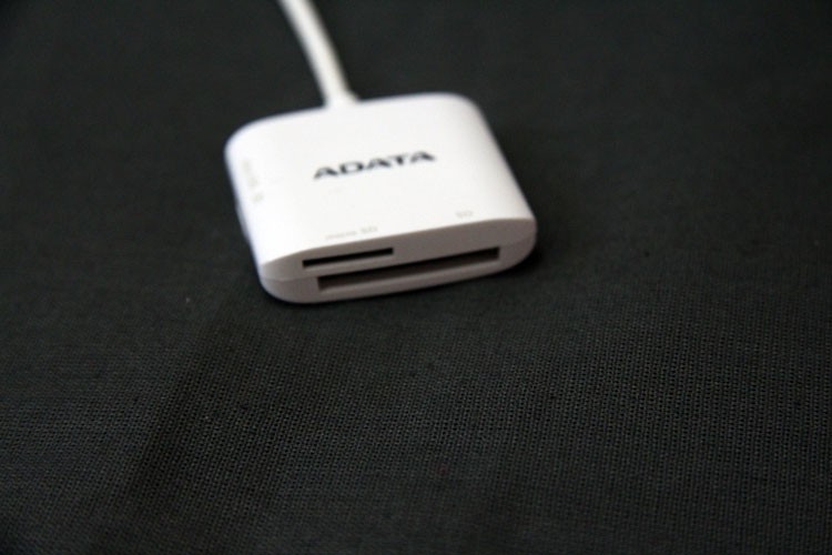 ADATA AI910></p>
На другой грани устройства расположился разъем microUSB, который также можно использовать в качестве зарядки мобильного устройства. 
<p class=