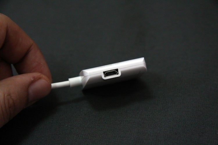 ADATA AI910></p>
На верхней грани картридера установлен несъемный кабель для подключения к iOS устройствам. 
<p class=