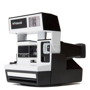 Старт продаж камеры Polaroid 600 Two-Tone Black and White запланирован на лето