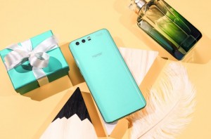 Смартфон Huawei Honor 9 в голубом цвете корпуса на российском рынке появится 7 сентября