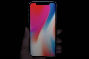 Экран у смартфон S8 практически лишен боковых рамок